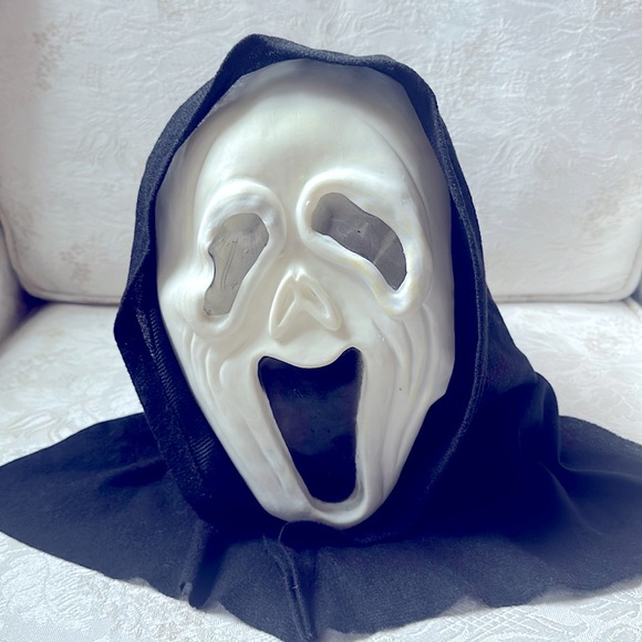 Scream glow in the dark scary Halloween mask with hood - Picture 1 of 3